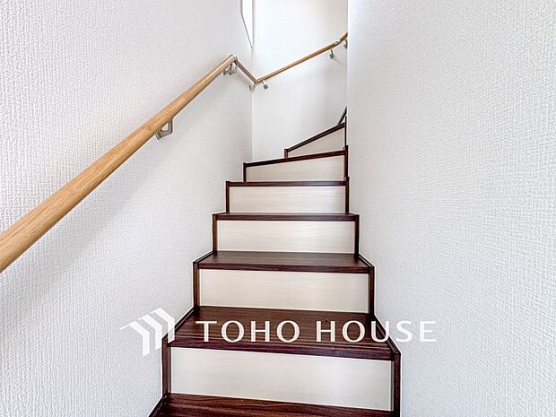 各フロアを結ぶ階段。集いの空間と一人の時間を楽しむプライベートルームをバランスよく繋いでいます。