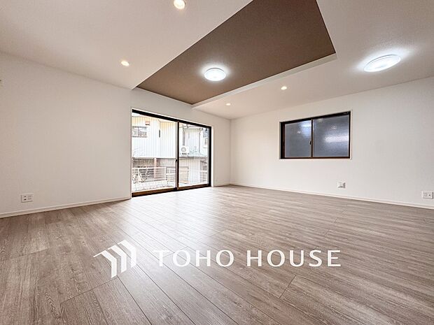 明るく開放的な空間が広がるLDK。室内には豊かな陽光が注ぎ込み、爽やかな住空間を演出。