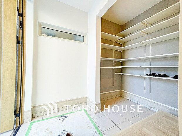 シューズクロークも完備でご家族のたくさんの靴もしっかり収納できます。