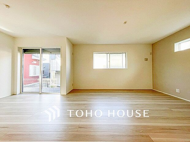 やわらかな陽射しがふりそそぎ、室内に開放感と爽快感をもたらします。