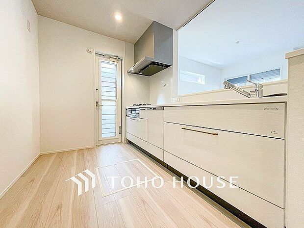 機能的で使い勝手のよさそうなキッチン。明るく清潔感があります。