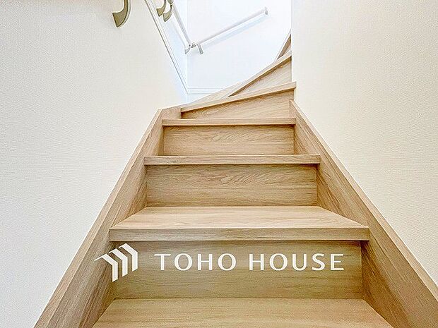 各フロアを結ぶ階段。集いの空間と一人の時間を楽しむプライベートルームをバランスよく繋いでいます。