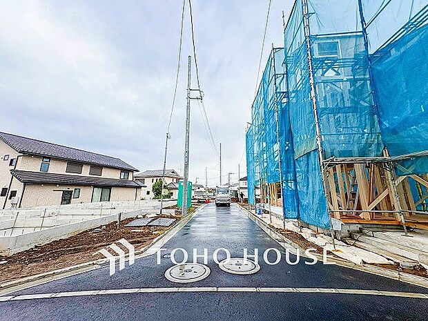 前面道路含む現地写真『快適』は「家」と「街」と「環境」が調和した時に訪れるだと改めて感じさせてくれます。