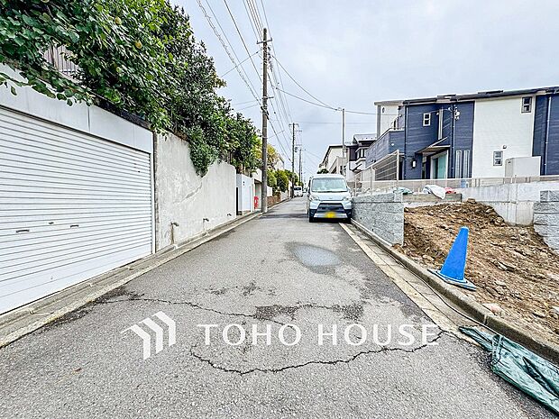 落ち着きのある閑静な住宅街に佇む邸宅。きっとここからご家族のかけがえのない想い出が作られることでしょう。