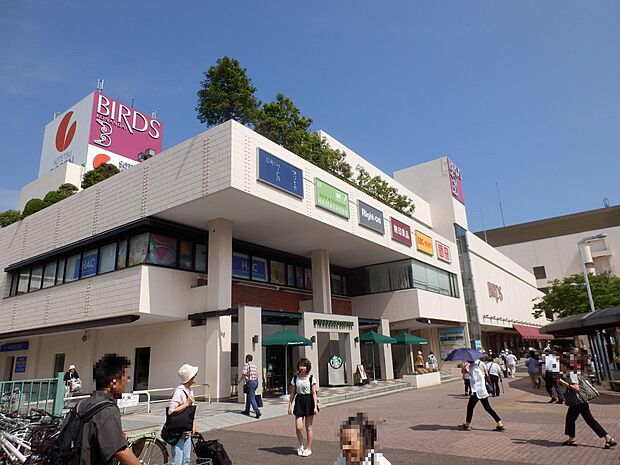 港南台駅前の複合商業施設。そうてつローゼンをキーテナントとし、映画館やカルチャーセンターも。