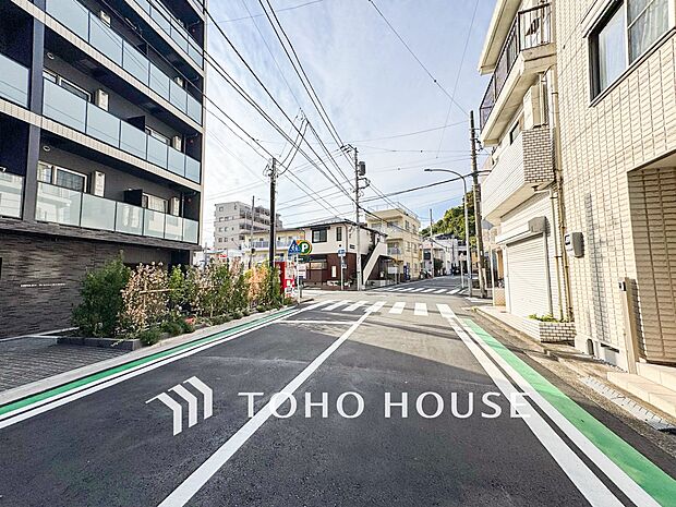 前面道路含む現地写真『快適』は「家」と「街」と「環境」が調和した時に訪れるだと改めて感じさせてくれます。