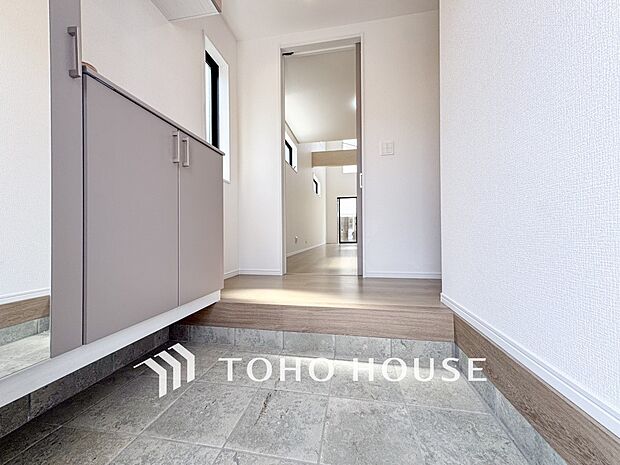 落ち着いた色を基調としていて、明るく優しい玄関となっています。