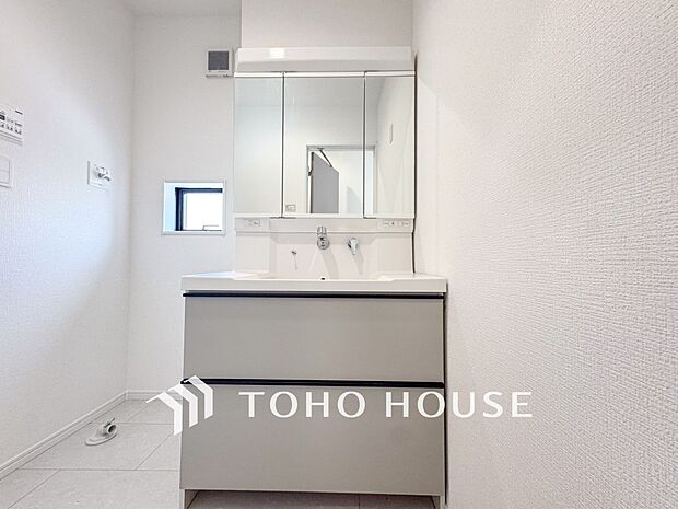 洗面台・洗面所十分な大きさの洗面台は、朝の慌ただしい時間でも余裕とゆとりを感じて頂けます。