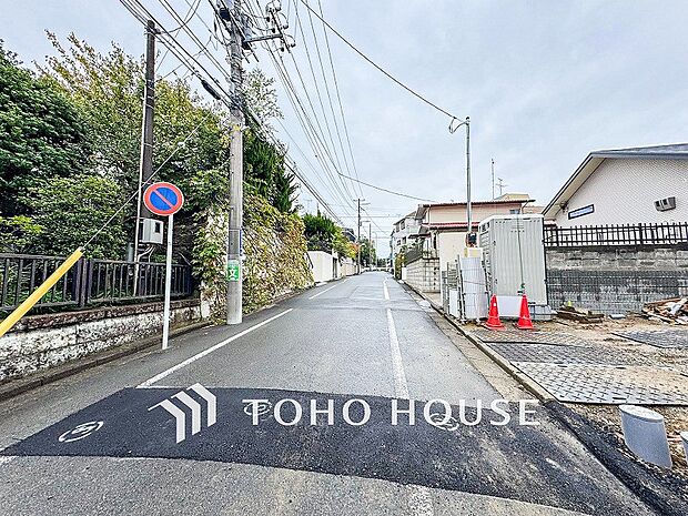 前面道路含む現地写真『快適』は「家」と「街」と「環境」が調和した時に訪れるだと改めて感じさせてくれます。