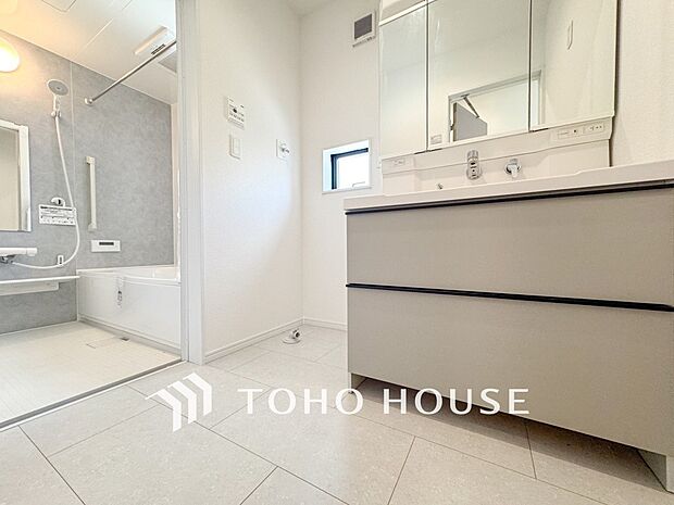 落ち着いた空間を演出するカラーと、ゆったりお使い頂ける広さが魅力のパウダールーム。