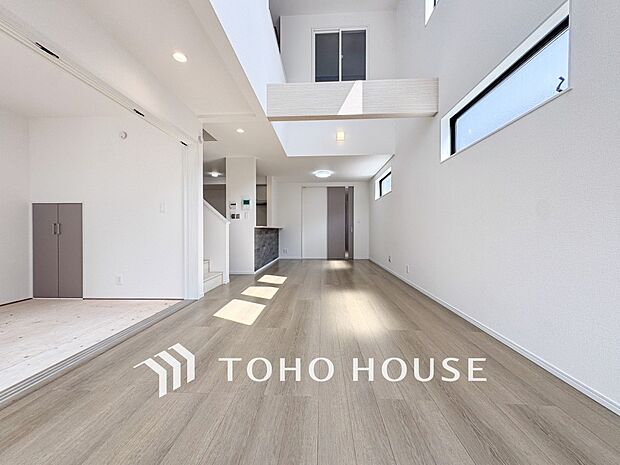 爽やかな色合いのフローリングと清潔感の溢れるクロスが明るい空間を創り出しているリビングダイニング。