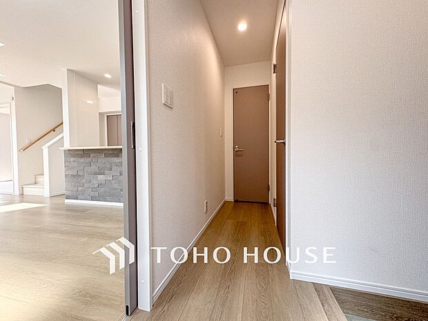 上質感漂う廊下。居住者の帰り、訪れる方を優しく迎え安らぎに満ちた生活空間を予感させます。