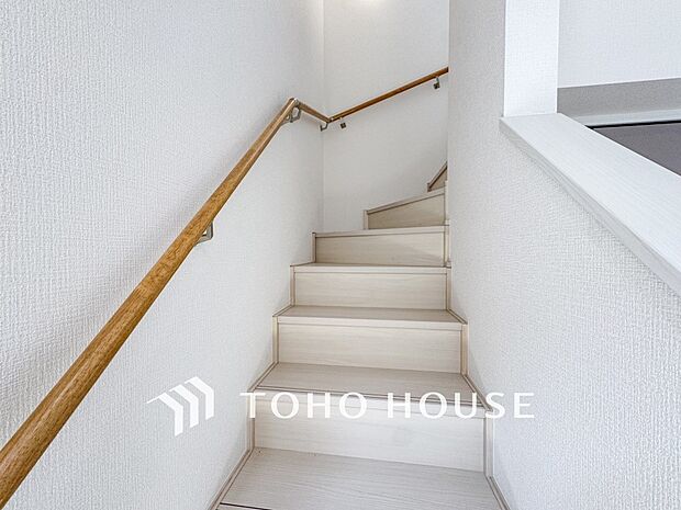 各フロアを結ぶ階段。集いの空間と一人の時間を楽しむプライベートルームをバランスよく繋いでいます。