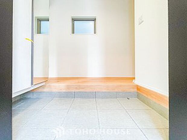 明るくコントラストのある、開放感と清潔感を兼ね備えた玄関。