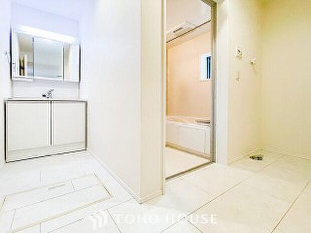 落ち着いた空間を演出するカラーと、ゆったりお使い頂ける広さが魅力のパウダールーム。