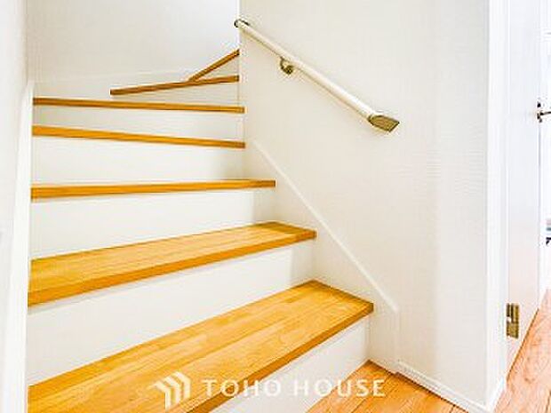 パブリックゾーンとプライベートゾーン繋ぐ階段。豊かな陽光が注ぎ込み、爽やかな住空間を演出。