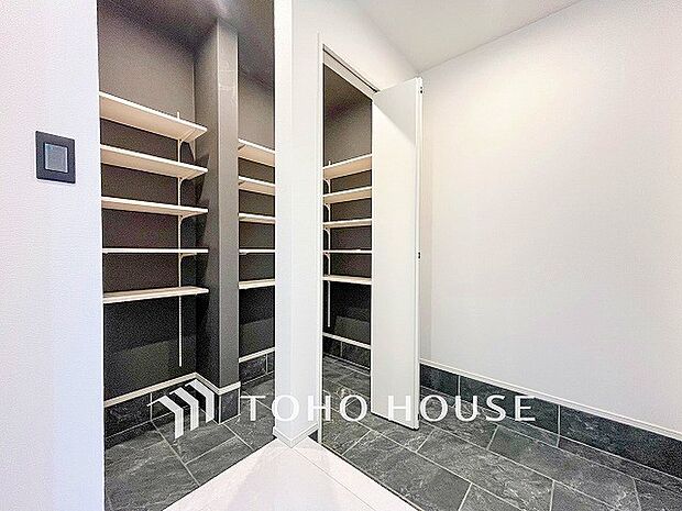 居住者の帰り、訪れる方を優しく迎えてくれる開放感のある玄関。