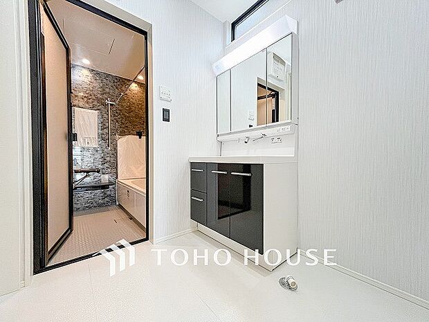 洗面台・洗面所パウダールームはナチュラルな雰囲気で清潔な印象。