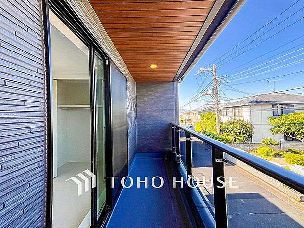 暮らしの中で光と風を演出してくれるバルコニー。