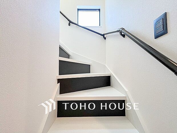 各フロアを結ぶ階段。集いの空間と一人の時間を楽しむプライベートルームをバランスよく繋いでいます。