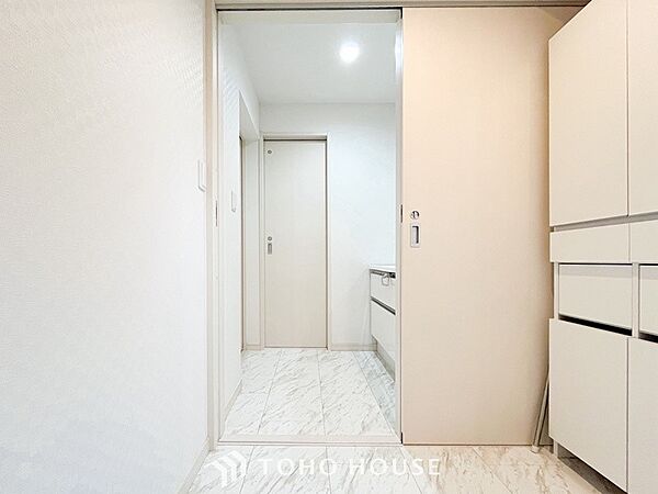 落ち着いた空間を演出するカラーと、ゆったりお使い頂ける広さが魅力のパウダールーム。