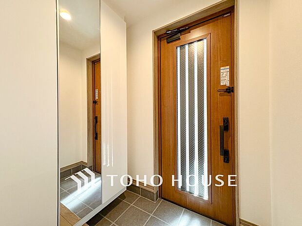 居住者の帰り、訪れる方を優しく迎えてくれる開放感のある玄関。