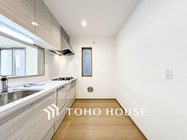 お手入れのしやすいすっきりしたシステムキッチンを採用しました。