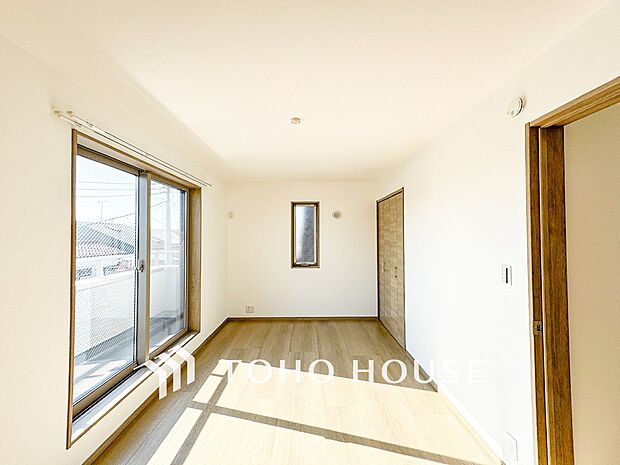 大きな窓からたっぷりと陽光が注がれる明るい空間。家族の成長に対応できる永住仕様の間取り。