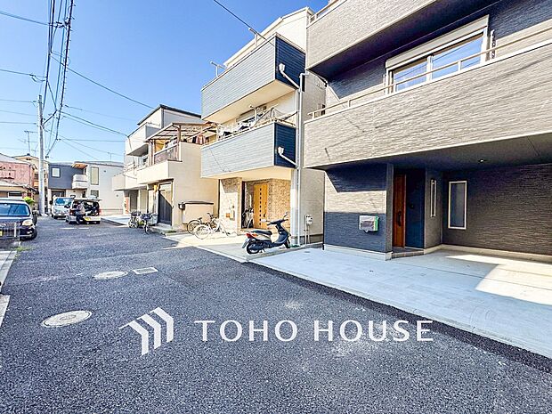 前面道路含む現地写真『快適』は「家」と「街」と「環境」が調和した時に訪れるだと改めて感じさせてくれます。