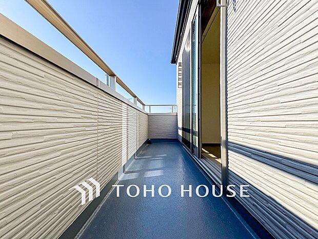 暮らしの中で光と風を演出してくれるバルコニー。