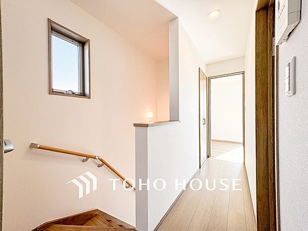 上質感漂う廊下。居住者の帰り、訪れる方を優しく迎える・安らぎに満ちた生活空間を予感させる。