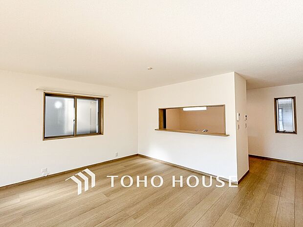 対面式キッチンのあるLDKで家族の会話が弾みます。