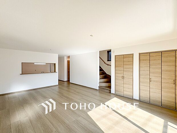 爽やかな色合いのフローリングと清潔感の溢れるクロスが明るい空間を創り出しているリビングダイニング。