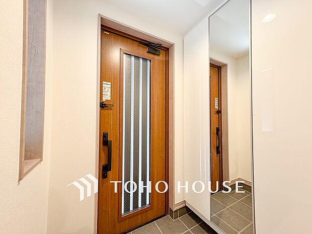 居住者の帰り、訪れる方を優しく迎えてくれる開放感のある玄関。