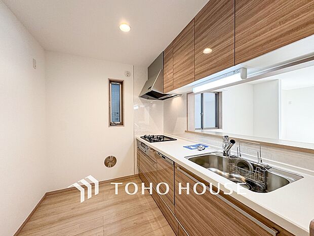 お手入れのしやすいすっきりしたシステムキッチンを採用しました。