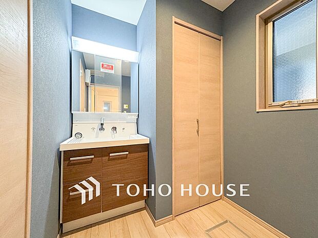 洗面台・洗面所パウダールームはナチュラルな雰囲気で清潔な印象。