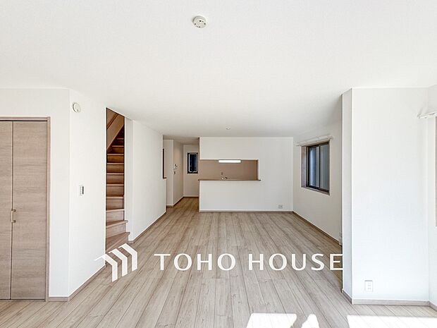 爽やかな色合いのフローリングと清潔感の溢れるクロスが明るい空間を創り出しているリビングダイニング。