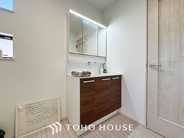 洗面台・洗面所三面鏡裏収納には化粧品や洗面用品類をすっきり整理できます。