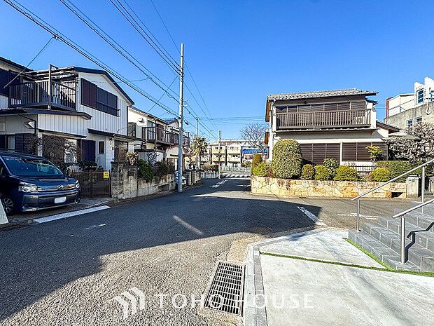 前面道路含む現地写真『快適』は「家」と「街」と「環境」が調和した時に訪れるだと改めて感じさせてくれます。