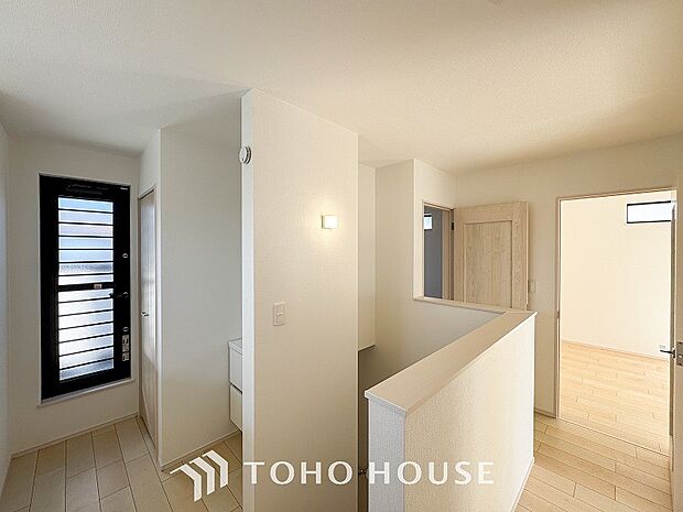 上質感漂う廊下。居住者の帰り、訪れる方を優しく迎える・安らぎに満ちた生活空間を予感させる。