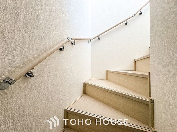 階段にはお子様やお年寄りに安心な手すりをご用意。