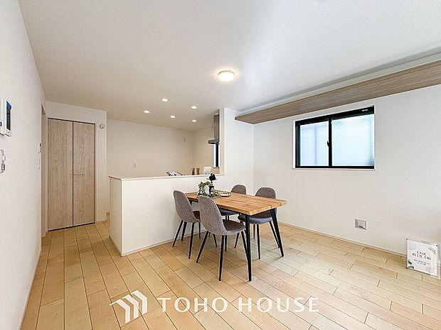 対面式キッチンのあるLDKで家族の会話が弾みます。