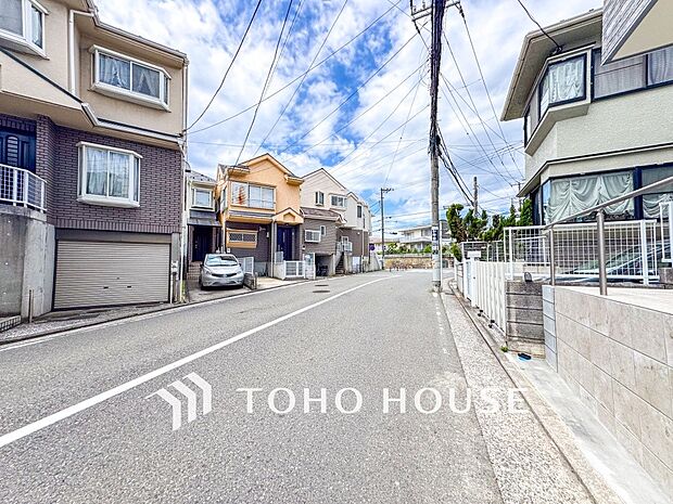 前面道路含む現地写真『快適』は「家」と「街」と「環境」が調和した時に訪れるだと改めて感じさせてくれます。