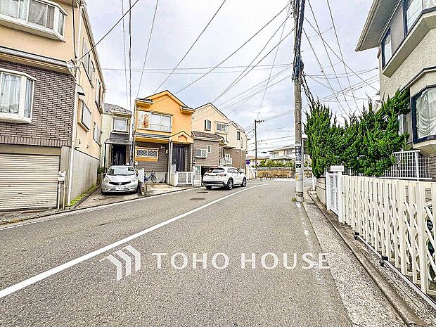 前面道路含む現地写真『快適』は「家」と「街」と「環境」が調和した時に訪れるだと改めて感じさせてくれます。