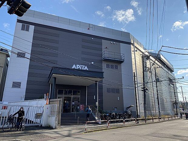 毎日の食卓を飾る新鮮な食料品もお手ごろ価格で揃います。駐車場は282台分、1001円以上のお買い物で2時間無料も嬉しいですね。