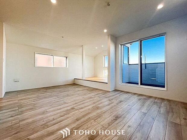 明るく開放的な空間が広がるLDK。室内には豊かな陽光が注ぎ込み、爽やかな住空間を演出。