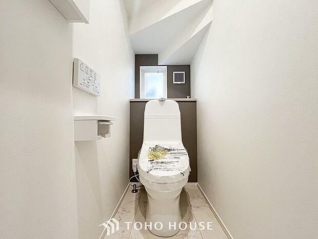 トイレはシンプルにホワイトで統一した温水洗浄付です。