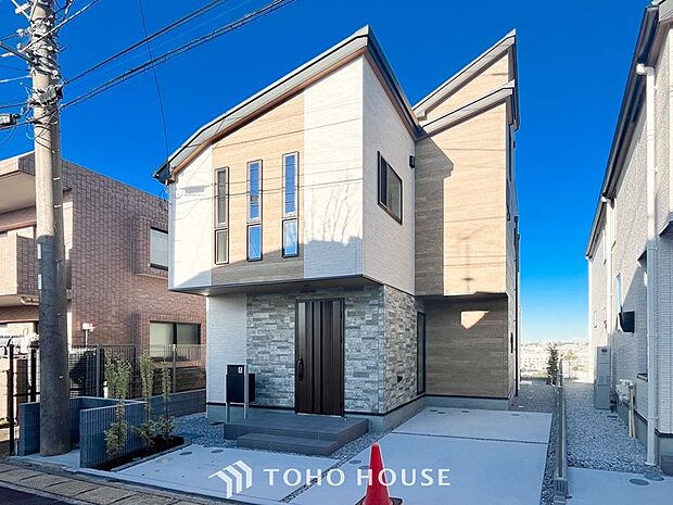 爽やかな青空の下に贅沢なほどに降り注ぐ陽光、豊かな居住性と、クオリティが見事に調和した住空間。