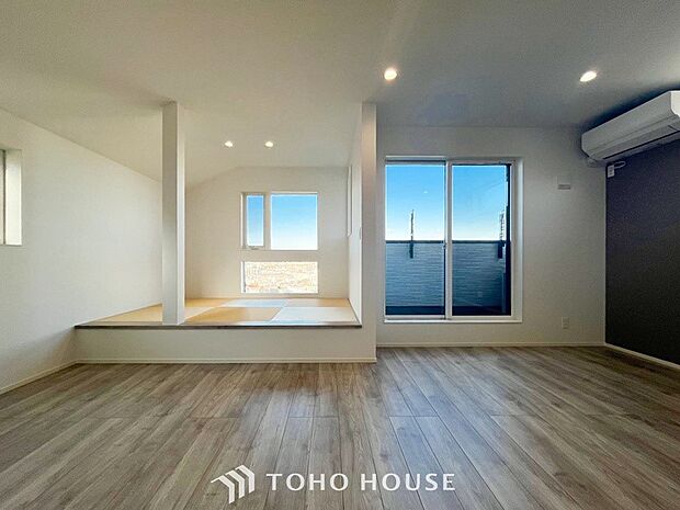 やわらかな陽射しがふりそそぎ、室内に開放感と爽快感をもたらします。