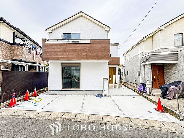 住む人や訪れる人やさしくエスコートする玄関アプローチ。